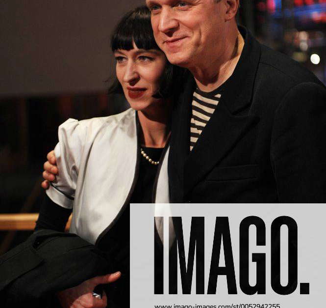 Schauspieler Ulrich Tukur mit Ehefrau Katharina John anlässlich der Premiere des Eröffnungsfilms Schauspieler Ulrich Tukur mit Ehefrau Katharina John anlässlich der Premiere des Eröffnungsfilms