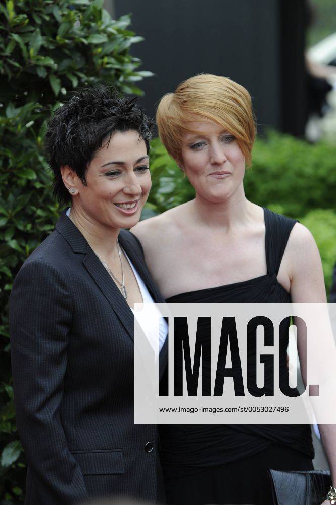Moderatorin Dunja Hayali (li.) und Freundin Mareike Arning anlässlich des Bayerischen Fernsehpreise