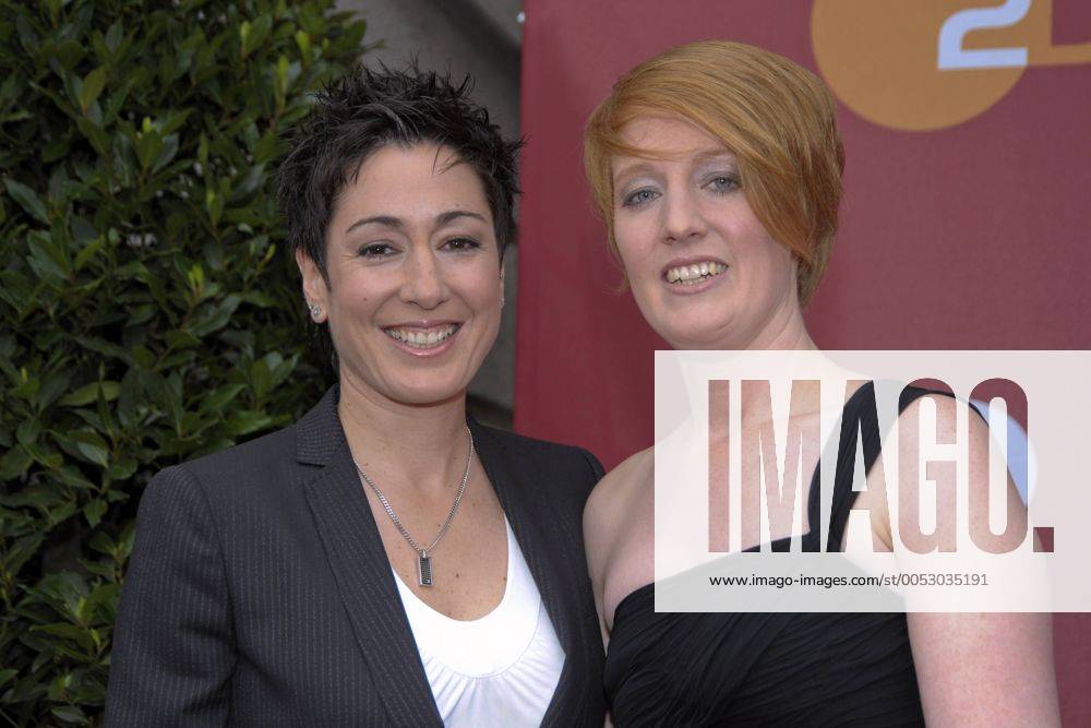 Moderatorin Dunja Hayali (li.) mit Freundin Mareike Arning (Sängerin) anlässlich der Verleihung de Moderatorin Dunja Hayali (li.) mit Freundin Mareike Arning (Sängerin) anlässlich der Verleihung de