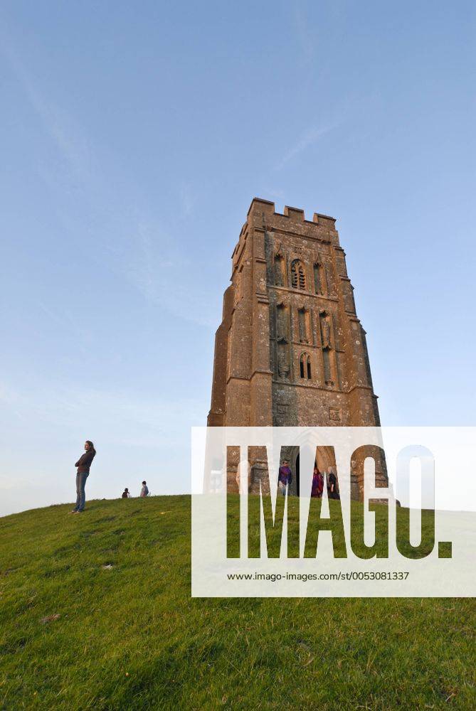 Menschen am Glastonbury Tor, Sonnenuntergang, LeyLinien, König Artus Sage, Arthur, National Trust,