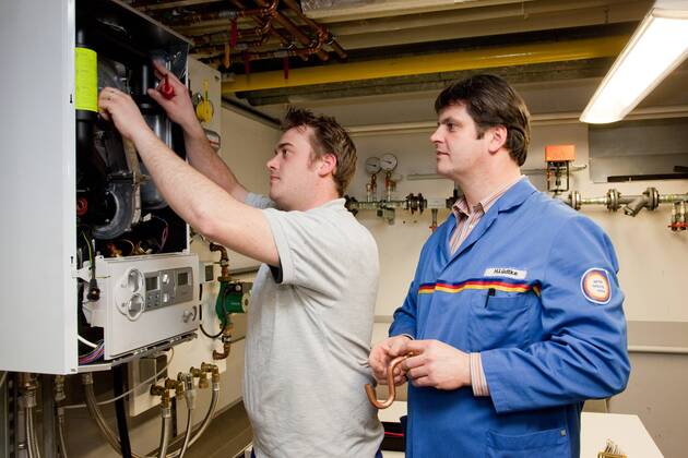 Meisterschüler und Lehrmeister an einer Gastherme im SHK-Labor ...