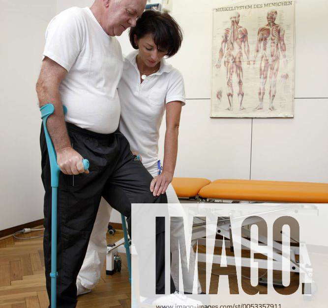 Mann während seiner Physiotherapie. Physiotherapie, Krankengymnastik Abteilung in einem