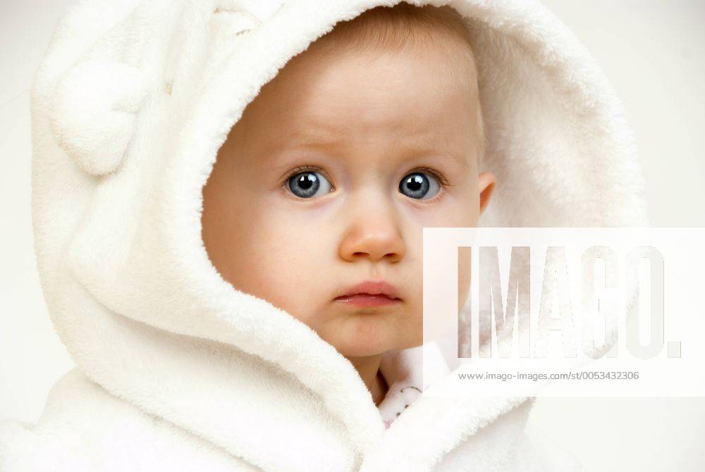Baby im Bademantel baby in bath robe