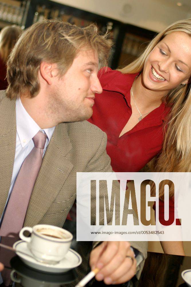 Mann flirtet mit Frau im Cafe. man flirting with woman in a coffe shop