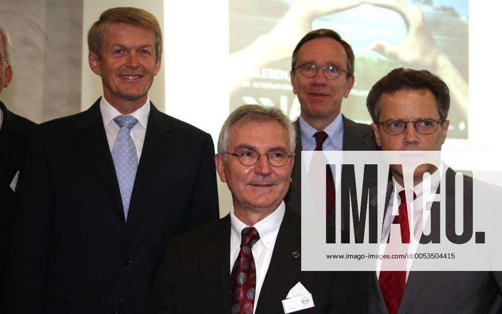 V.l.n.r.: Dr. Thomas Weber , Vorstandsmitglied , Daimler AG , IAA 2009 ...