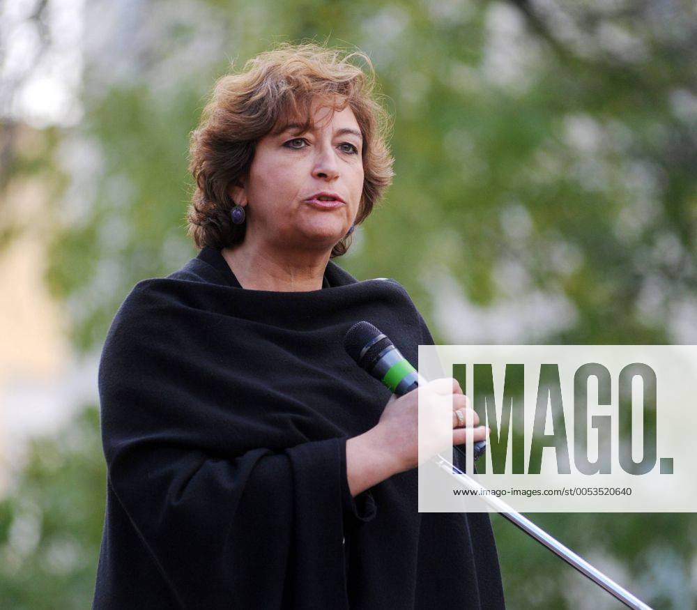 Itar Tass 41 Moscow Russia October 7 2009 Editor In Chief Of The New Times Yevgenia Albats 8801