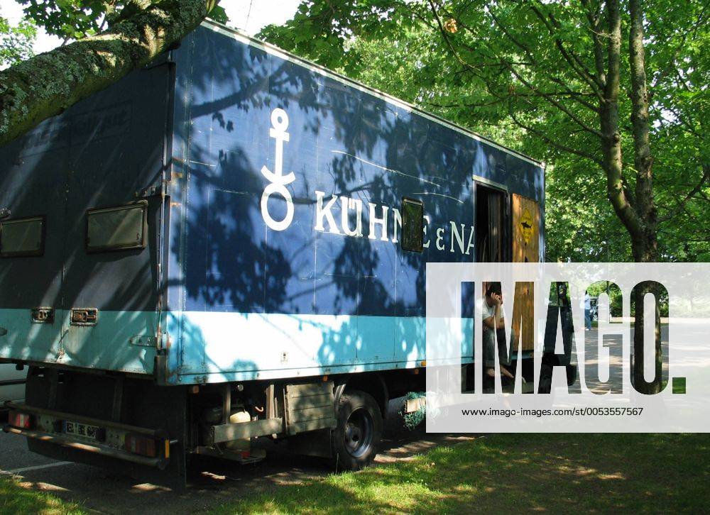 Ein ausrangierter MANLKW, zum WOHNMOBIL umgebaut, dient er Studenten der Fachhochschule auf dem