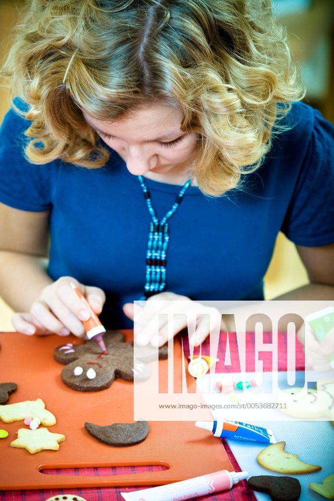 Weihnachtsbäckerei, 13Jähriges Mädchen dekoriert Weihnachtsgebäck