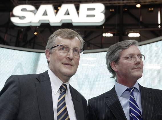 Saab CEO Jan Ake Jonsson (left) and Spyker CEO Victor Muller hold press ...