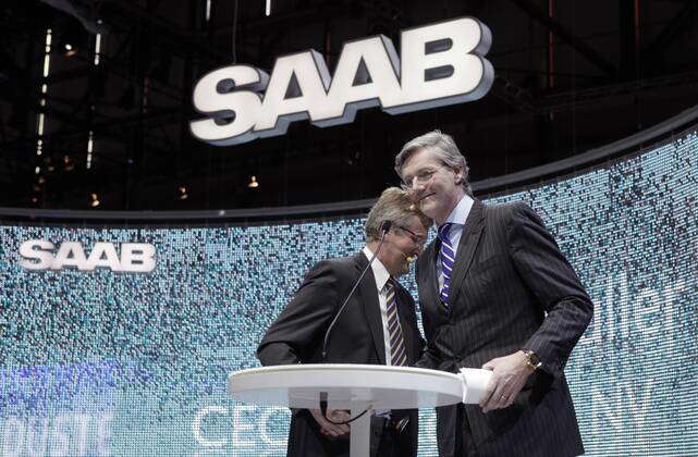 Saab CEO Jan Ake Jonsson (left) and Spyker CEO Victor Muller hold press ...