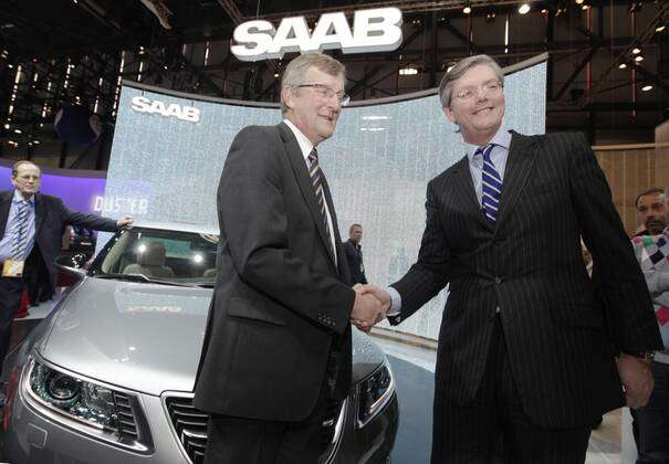 Saab CEO Jan Ake Jonsson (left) and Spyker CEO Victor Muller hold press ...