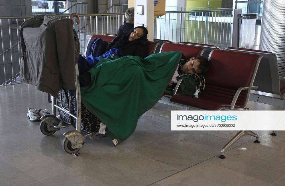 (100420) PARIS, April 20, 2010 (Xinhua) Passengers sleep in
