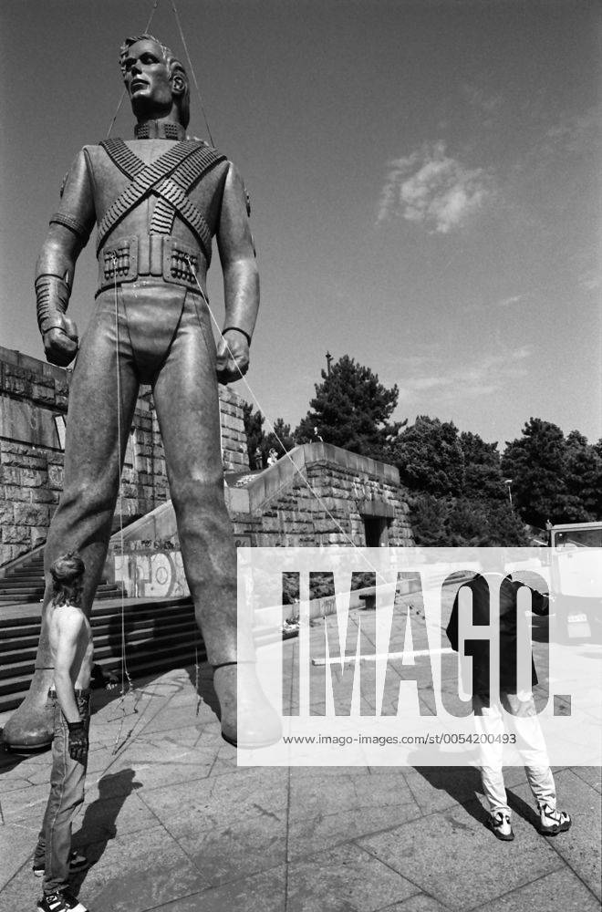 Big statue of Michael Jackson for his tour History is being instaled on