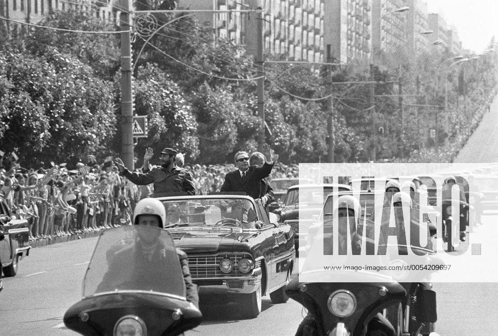 MOSCOW. People greet Cuba s President Fidel Castro Ruz (L) and General ...