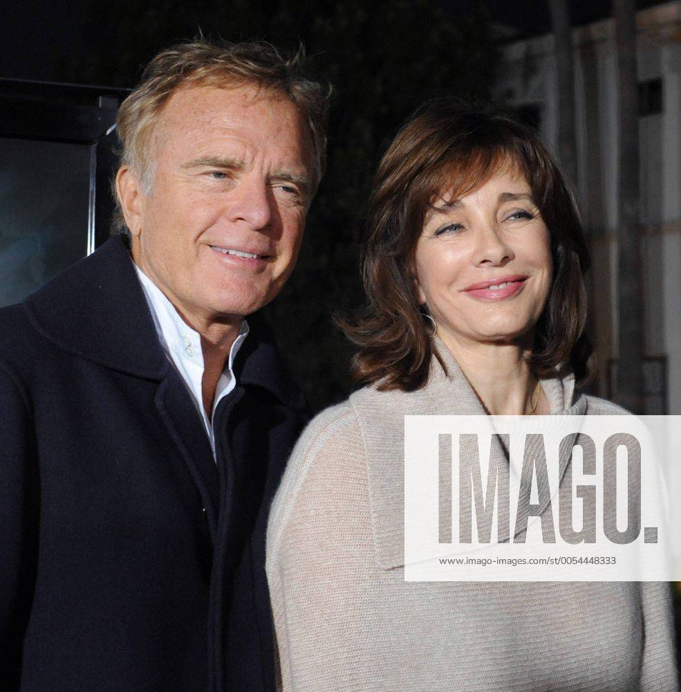 Actress Anne Archer (R) and husband Terry Jastrow attends the premiere of  the new motion picture