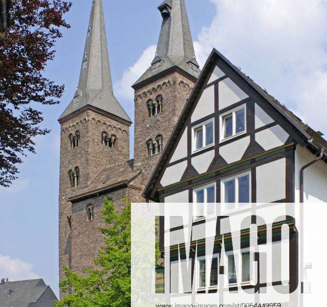 Fachwerkhäuser und Kilianikirche, Höxter, Weserbergland, Niedersachsen ...