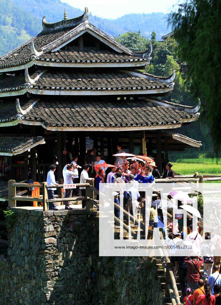 (101005) -- SANJIANG, Oct. 5, 2010 (Xinhua) -- People enter a scenic ...