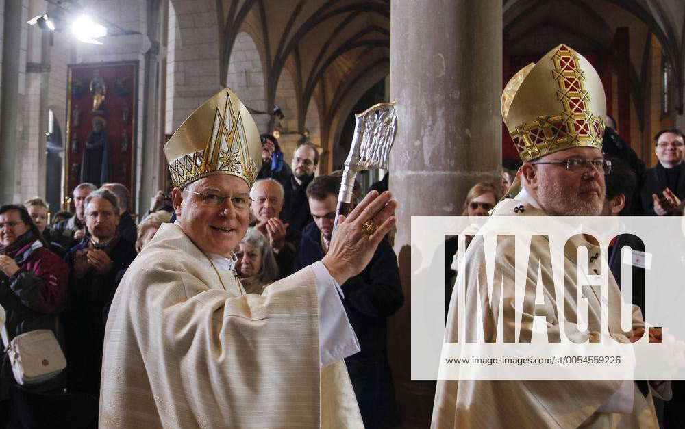 Bischof Konrad ZDARSA beim Auszug aus dem Augsburger Dom, rechts Dr ...