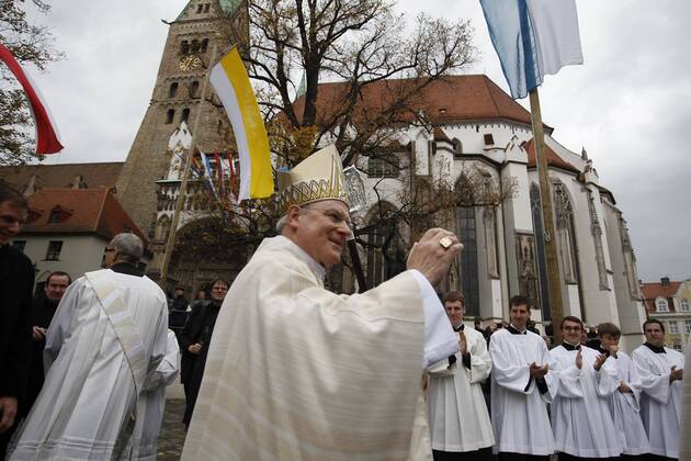 Bischof Konrad ZDARSA beim Auszug aus dem Augsburger Dom, rechts Dr ...