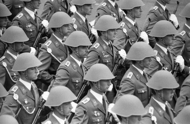 NVA-Soldaten während einer Militärparade in Berlin Ost anlässlich der ...