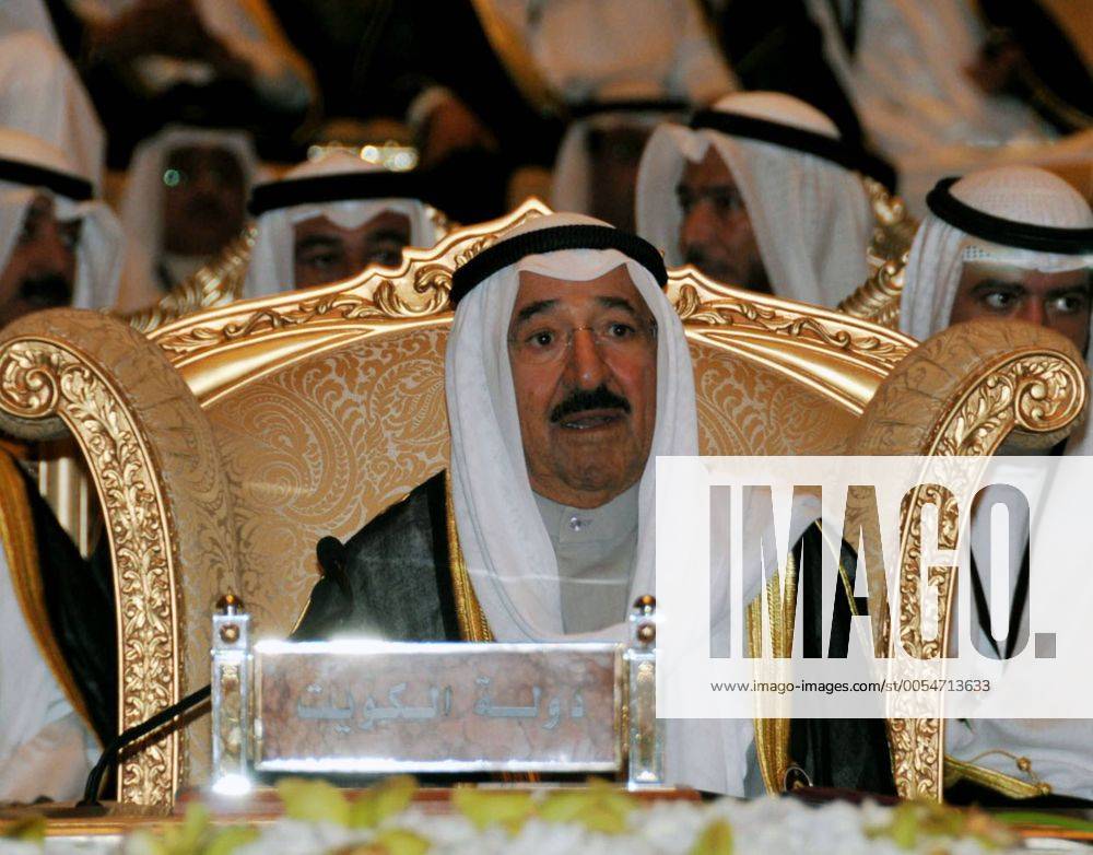 (101206) -- ABU DHABI, Dec. 6, 2010 (Xinhua) -- Kuwait s Amir Sheikh ...