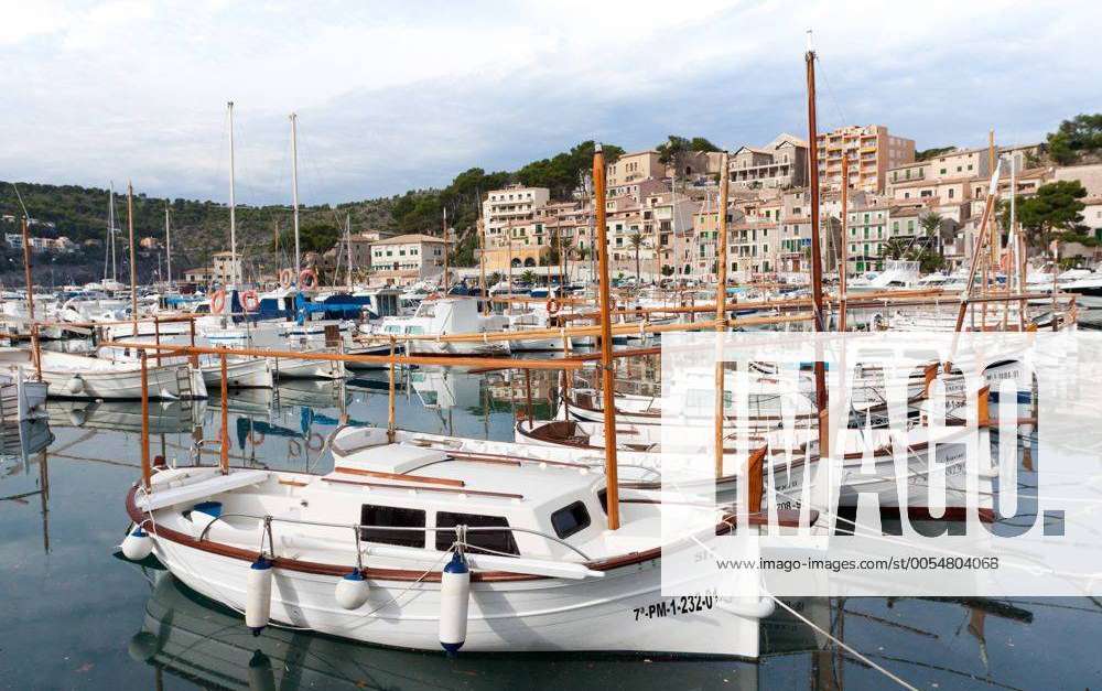Llaüts, für die Balearen typische Fischerboote, im Hafen von Port de ...