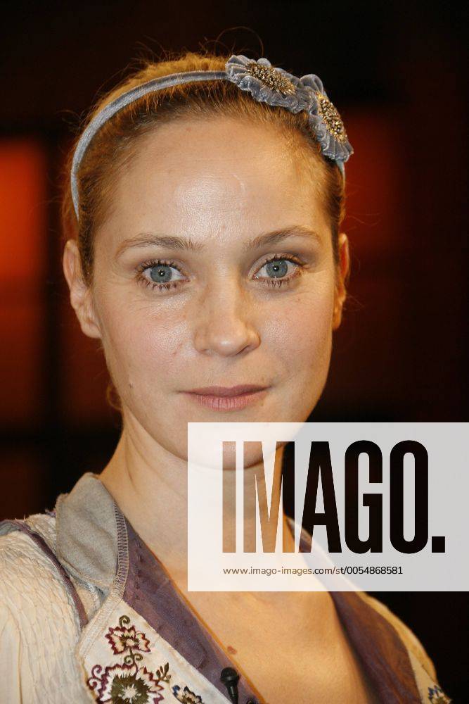 Jeanette HAIN, Schauspielerin, Porträt, Portrait, Brustbild, zu Gast in ...