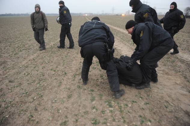 Thema Die Polizei räumt die friedliche Sitzblockade gegen den