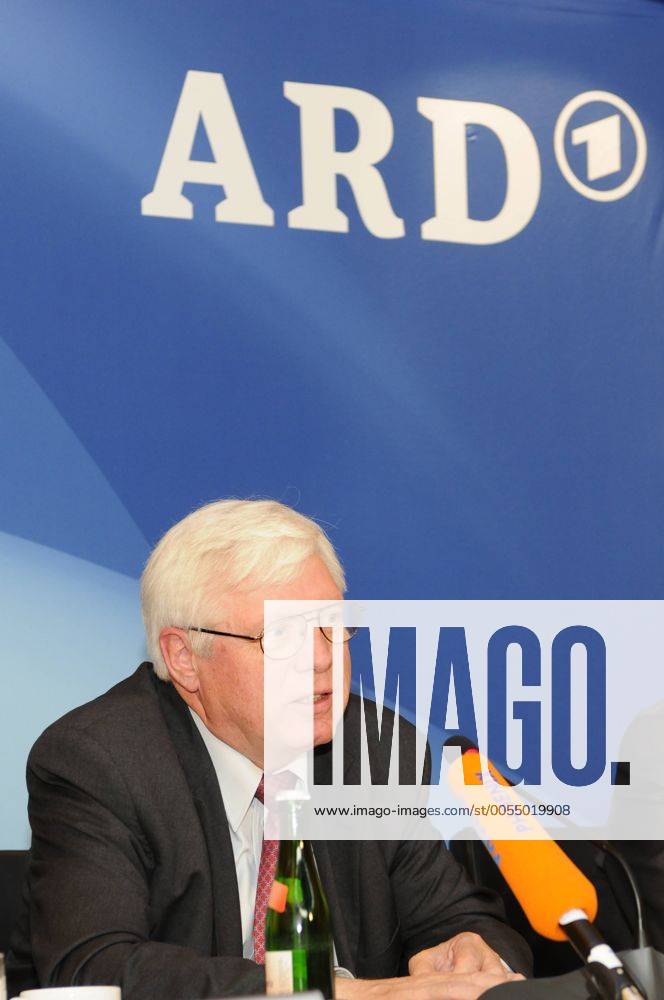 Dr. Günter Struve , Programmdirektor der ARD Bei der Pressekonferenz ...