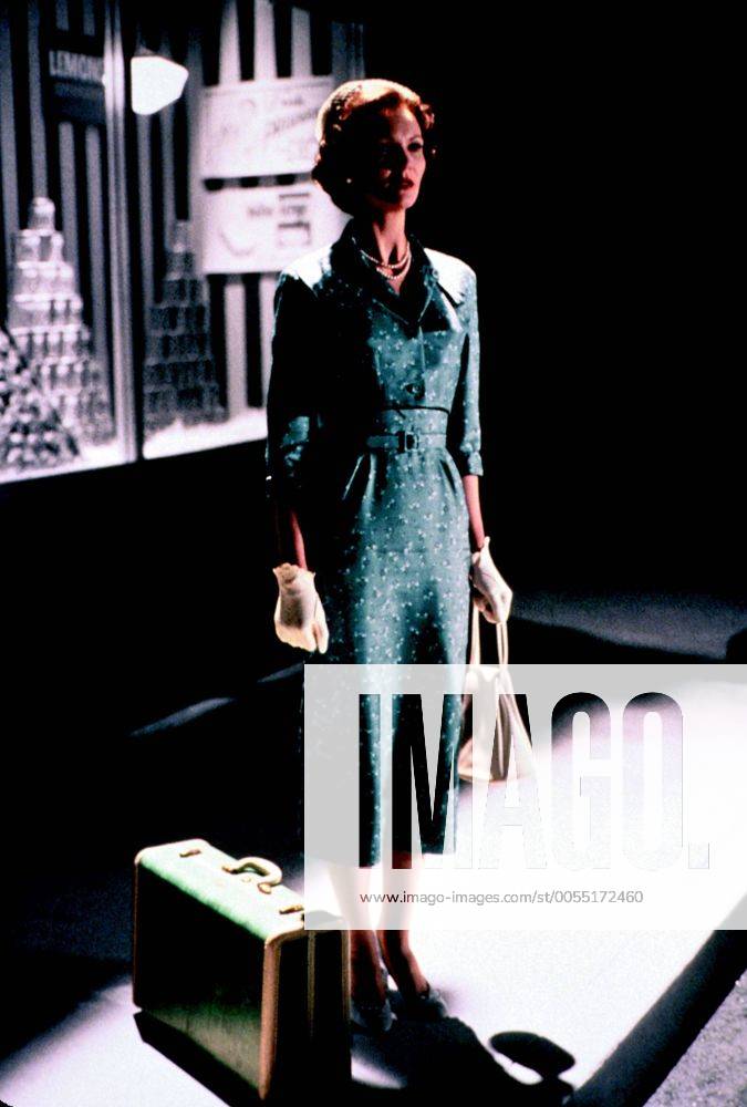 1998 Pleasantville Movie Set PICTURED JOAN ALLEN as Betty Parker