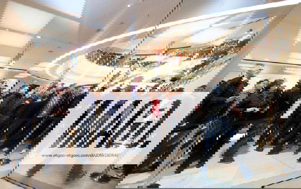 Grosser Andrang zur Eröffnung des Apple Store