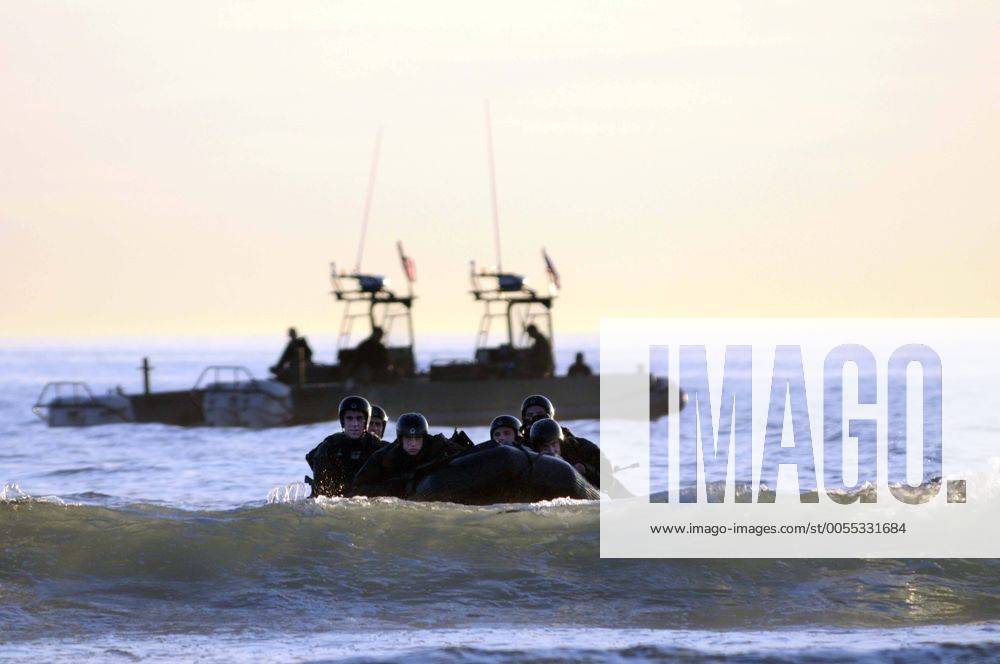 CORONADO, California (Oct. 28, 2010) Students in Sea Air and Land (SEAL