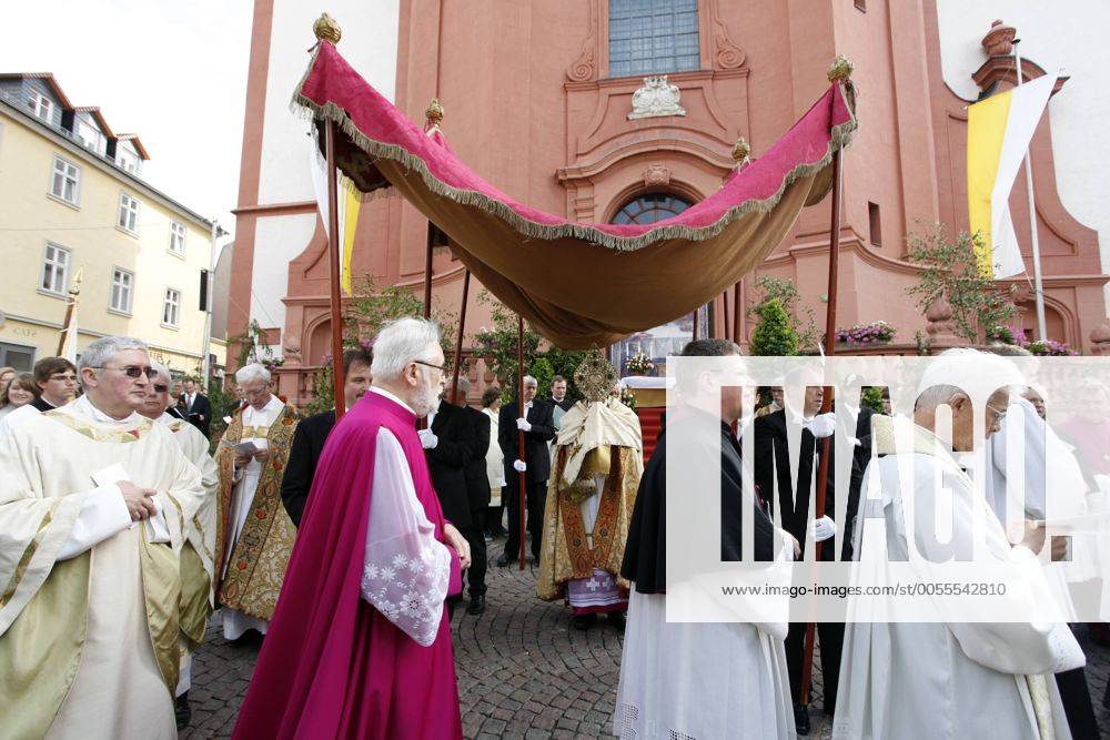 Fulda Fronleichnamsprozession 2011 Nach dem Gottesdienst im Hohen