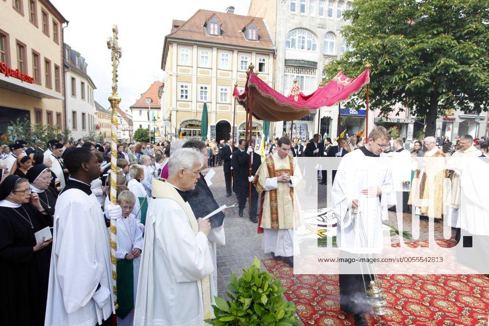 Fulda Fronleichnamsprozession 2011 Nach dem Gottesdienst im Hohen
