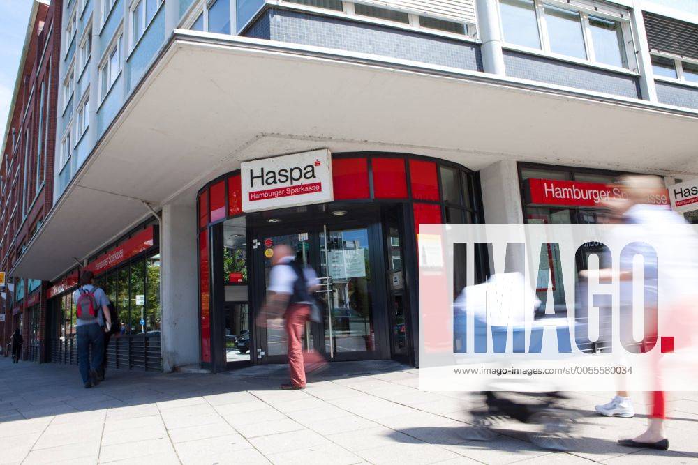 HAMBURG 07.07.2011 HaspaFiliale Stadthausbruecke Fototermin zum Thema