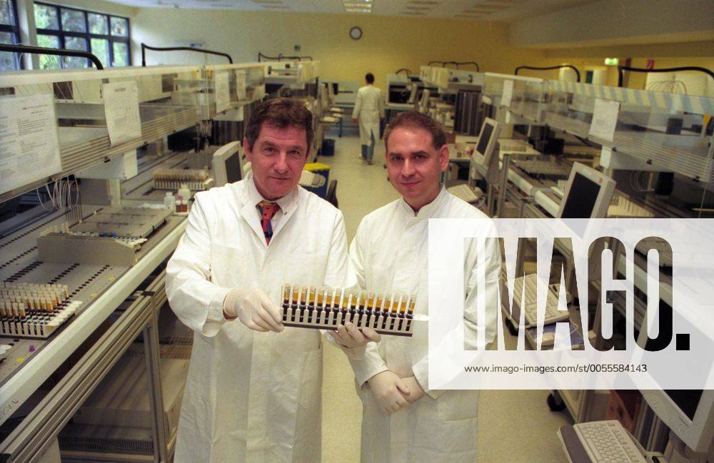 Dr. Hans Lefevre (li.. Ärztlicher Geschäftsführer) und Laborleiter Volkmar Schoostedt im