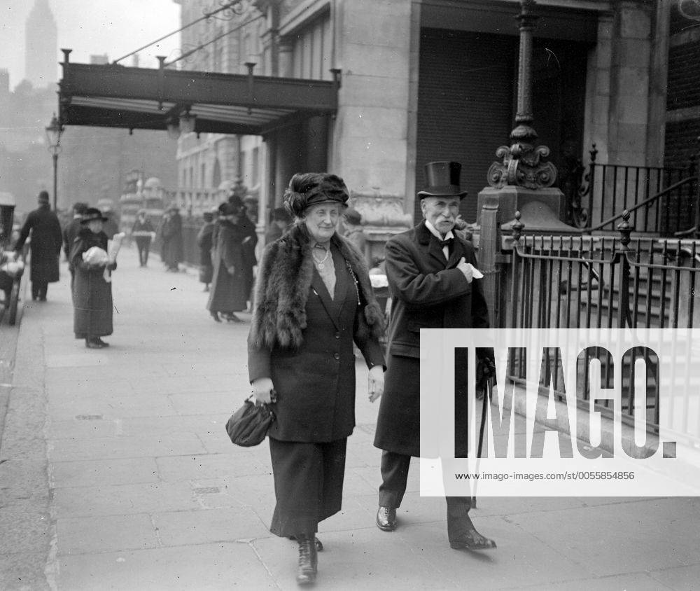 visitors-to-the-spring-rose-show-at-the-horticultural-hall