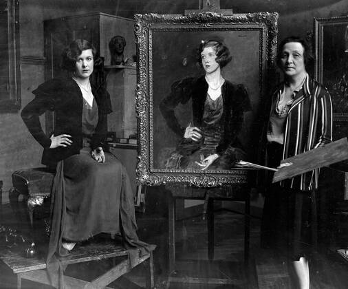 Miss Nancy Beaton (sister of Cecil Beaton ) sitting for her portrait to ...