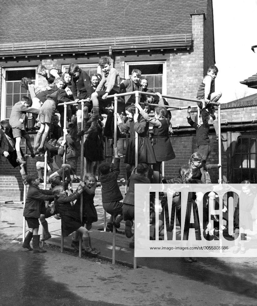 a-jungle-gym-climbing-frame-at-craiseley-primary-school-wolverhampton