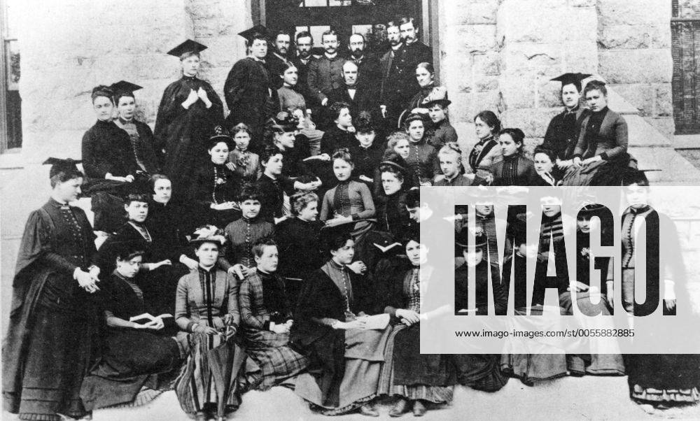 The faculty and students of Bryn Mawr College on the steps of Taylor