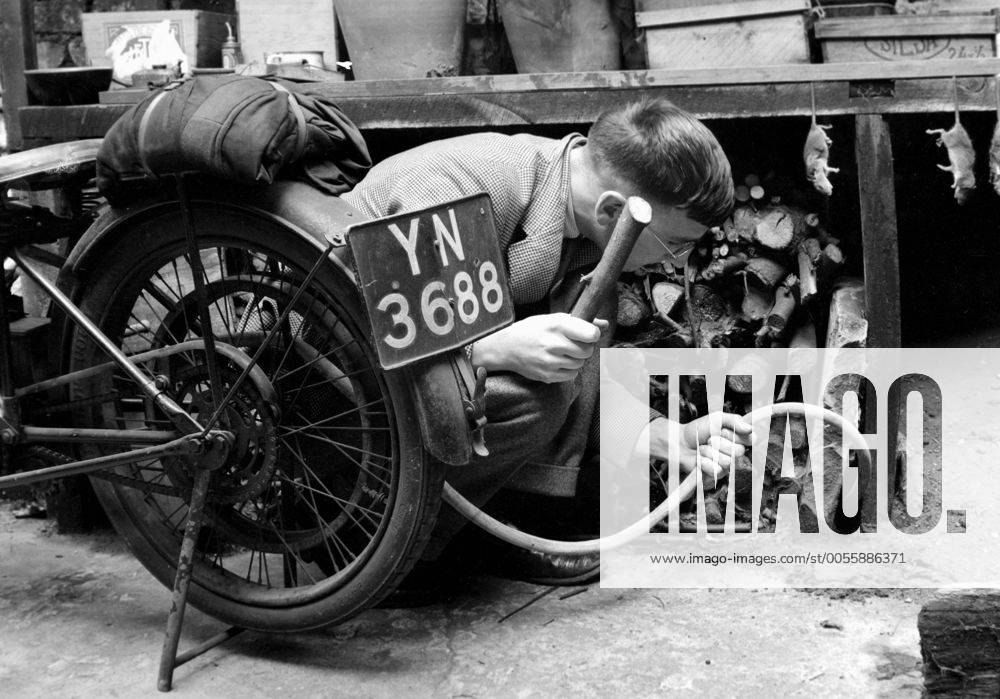 Swanley Horticultural College . Gassing rats with exhaust fumes . 1930