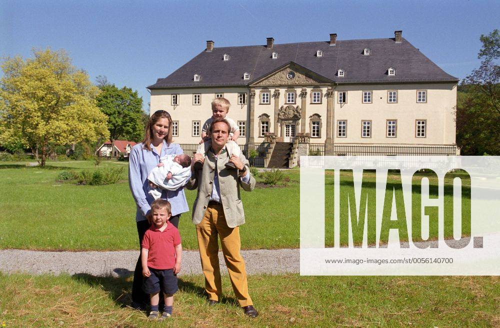 Wilhelm Graf von Spee mit Ehefrau Lorraine Gräfin von Spee mit ihren ...