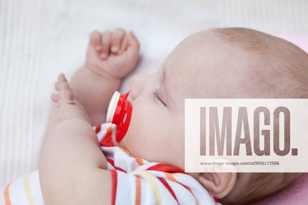 Drei Monate altes Baby schläft mit Schnuller im Mund