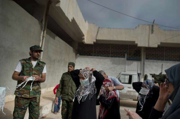 Remi OCHLIK IP3 - Misrata : Libyan men and children queue to have a ...