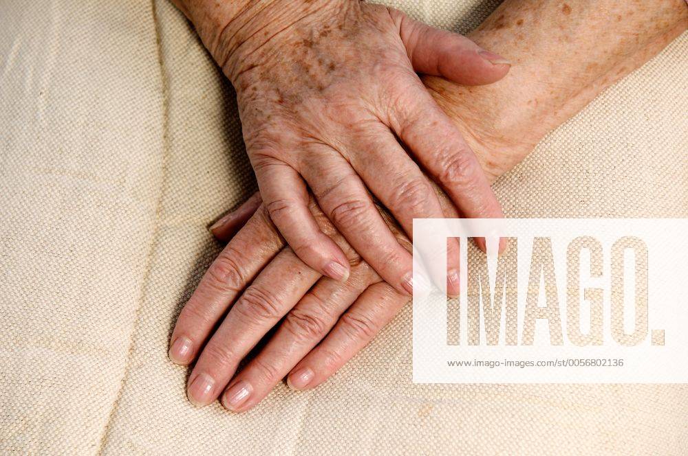 Alte faltige Hände einer 80jährigen Frau