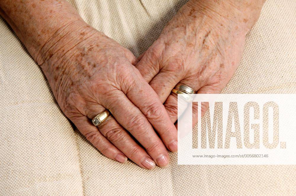 Alte faltige Hände einer 80jährigen Frau