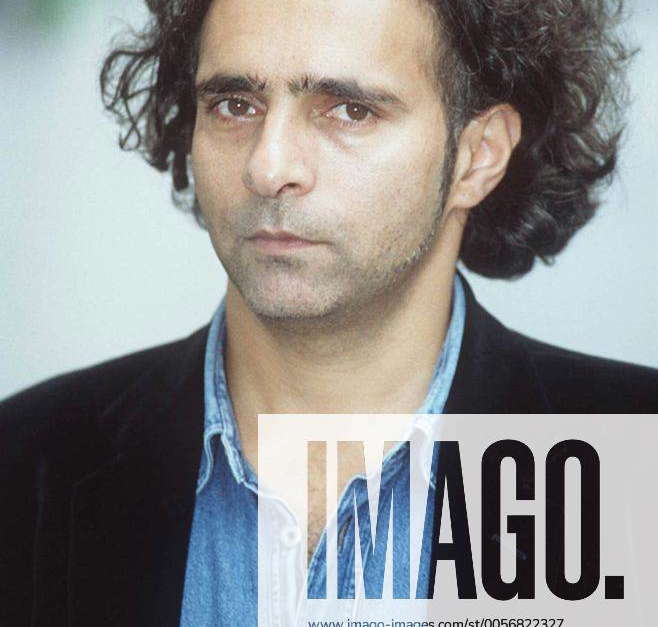 Hanif Kureishi 10 95 Am Autor Film Regie Großbritannien Mann Dunkelhaarig Locken Leger Jeanshemd