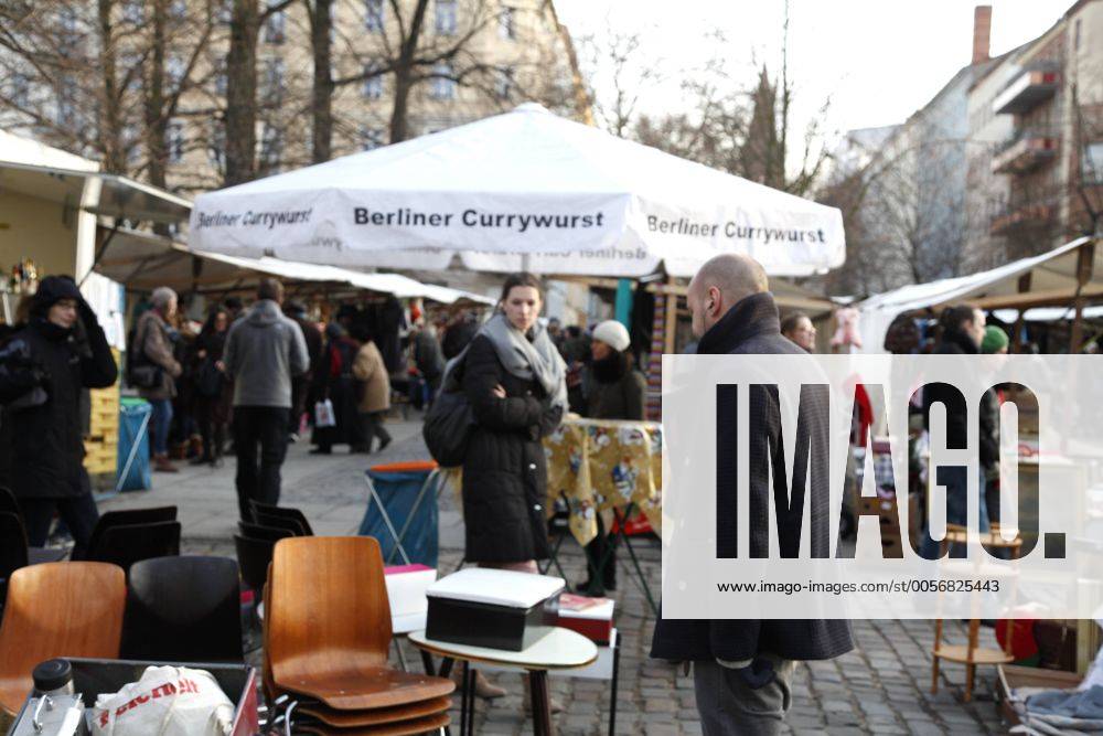 Berlin - Prenzlauer Berg (Pankow): Reichhaltiges Angebot an den Flohmarkständen auf dem Arkonaplatz