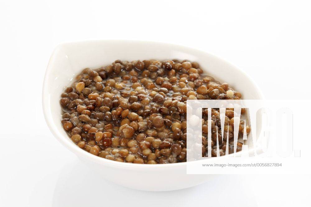 Linsen aus der Dose in weißem Porzellanschälchen
