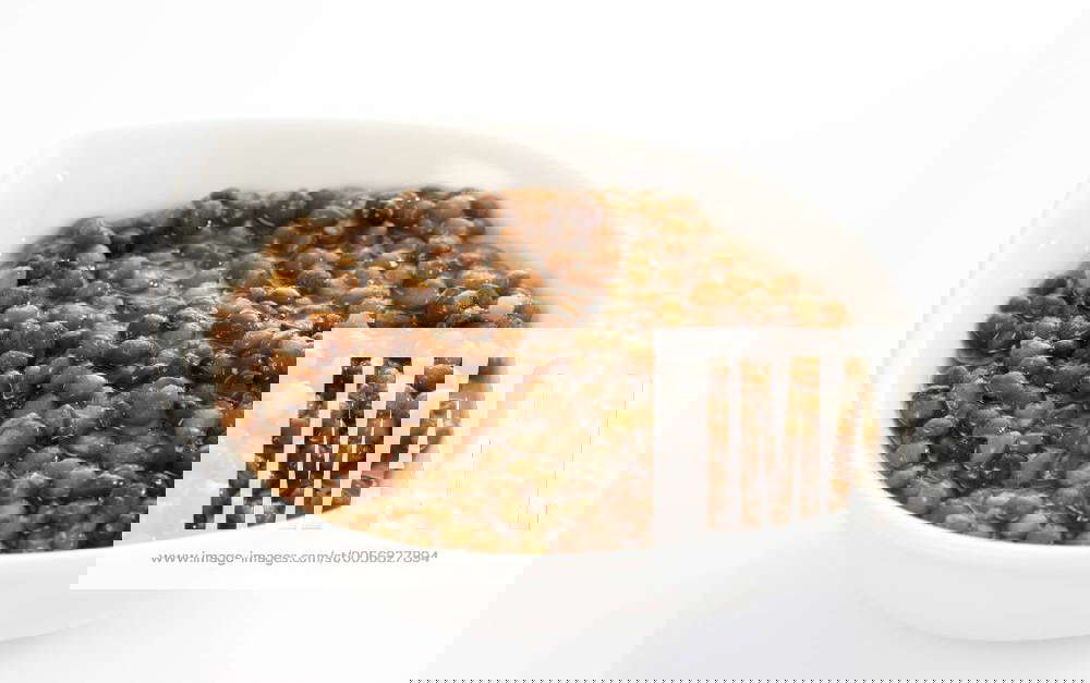 Linsen aus der Dose in weißem Porzellanschälchen
